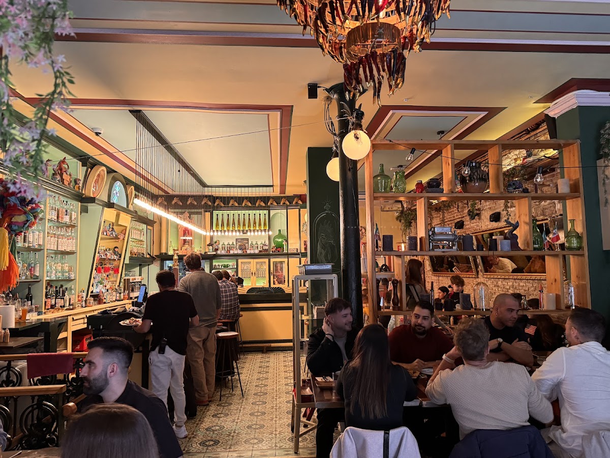 San Pedrito, Restaurante Y Licoreria